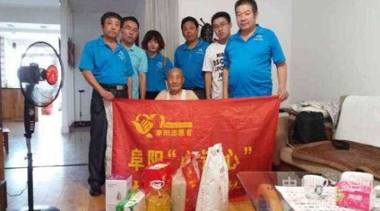 暑期慰问 情暖老兵关爱老兵从寻访开始