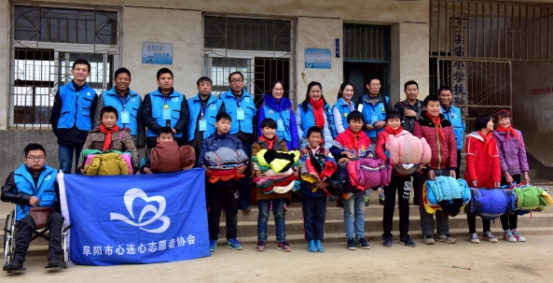 衣旧情暖，进阜南县于集乡洪庙小学