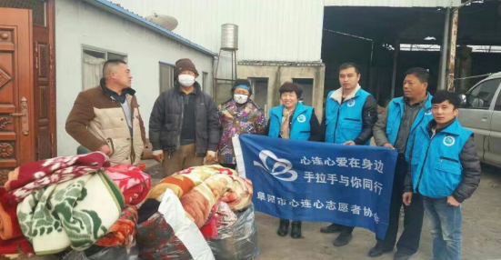 开展“衣旧情深、暖冬行动”公益活动