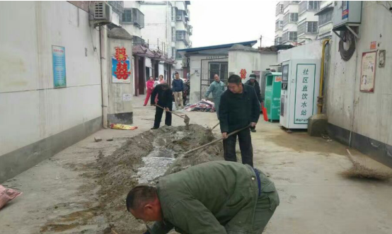 颍东区向阳社区粤阳小区打扫卫生，清理路面，修复高凹不平路面，