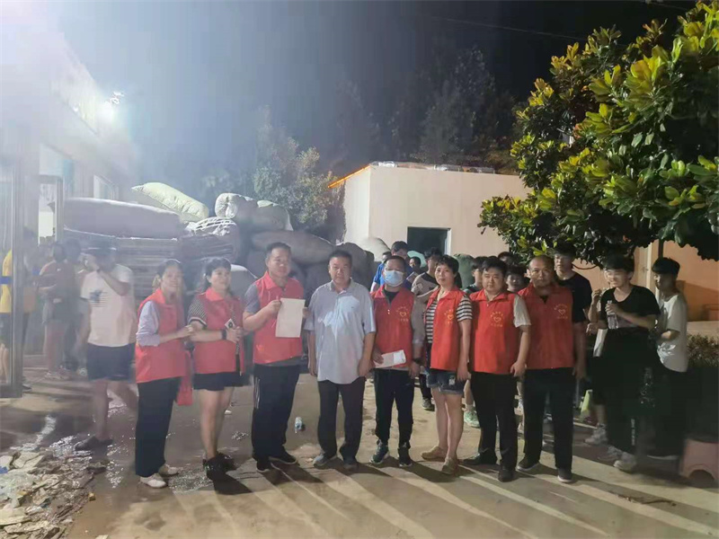 洪水无情人有情 灾难面前心连心